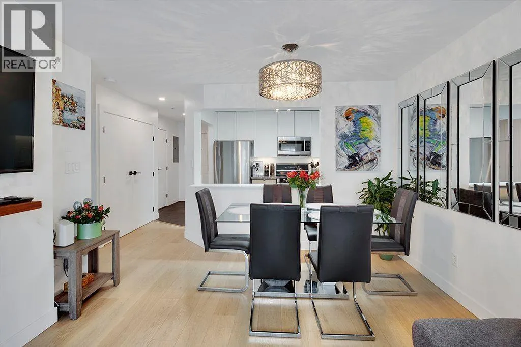 411 108 W ESPLANADE