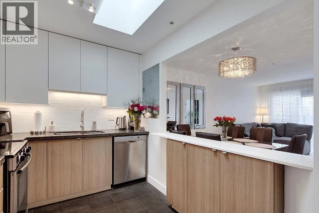 411 108 W ESPLANADE