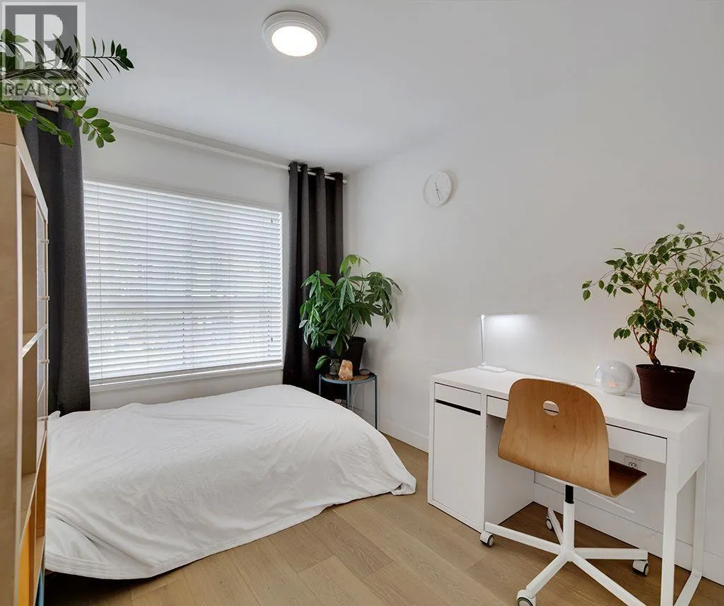 411 108 W ESPLANADE