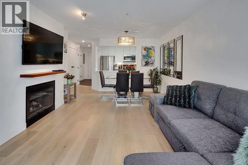 411 108 W ESPLANADE
