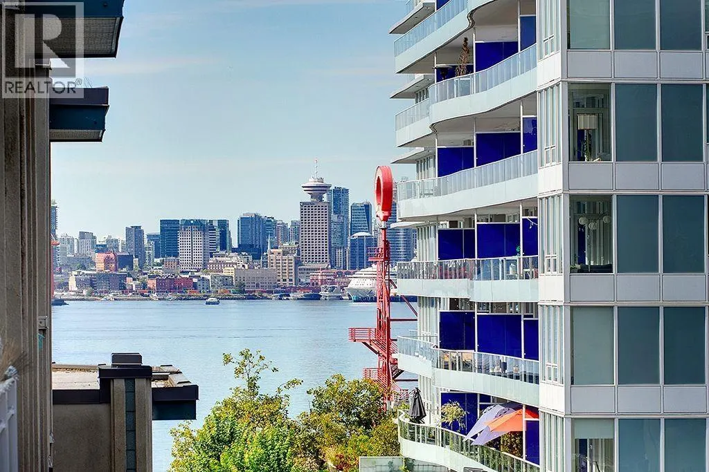 411 108 W ESPLANADE