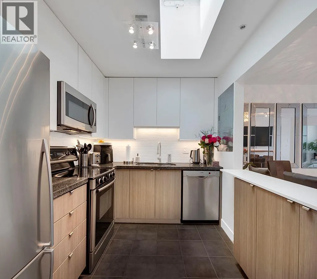 411 108 W ESPLANADE