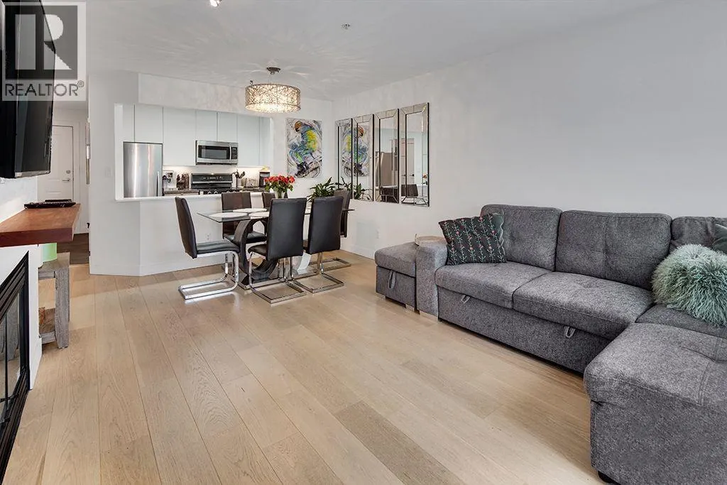 411 108 W ESPLANADE
