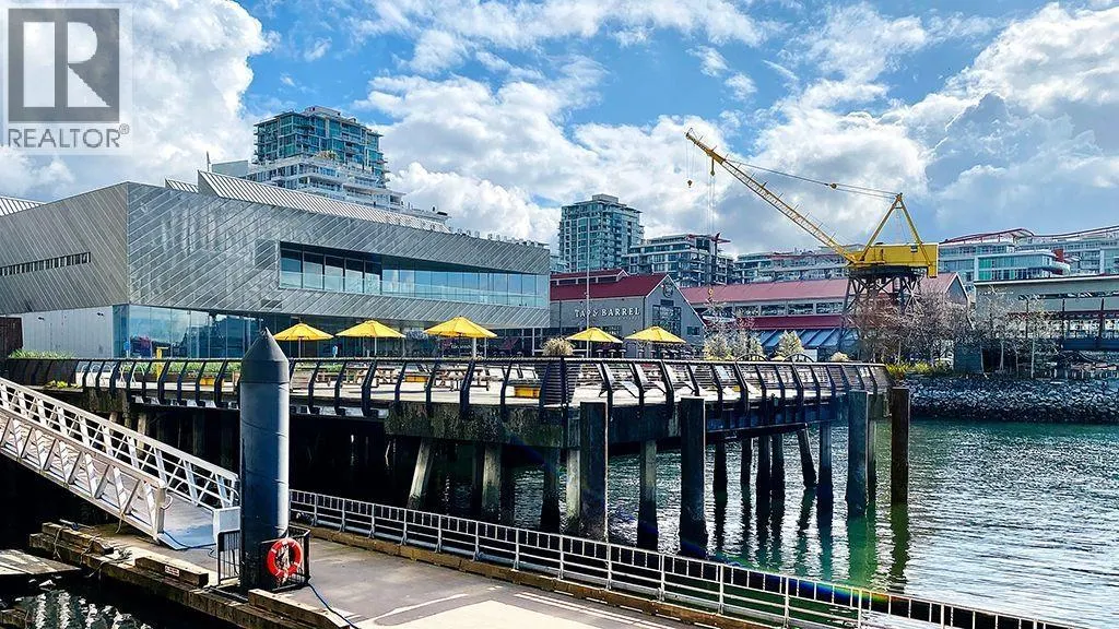 411 108 W ESPLANADE