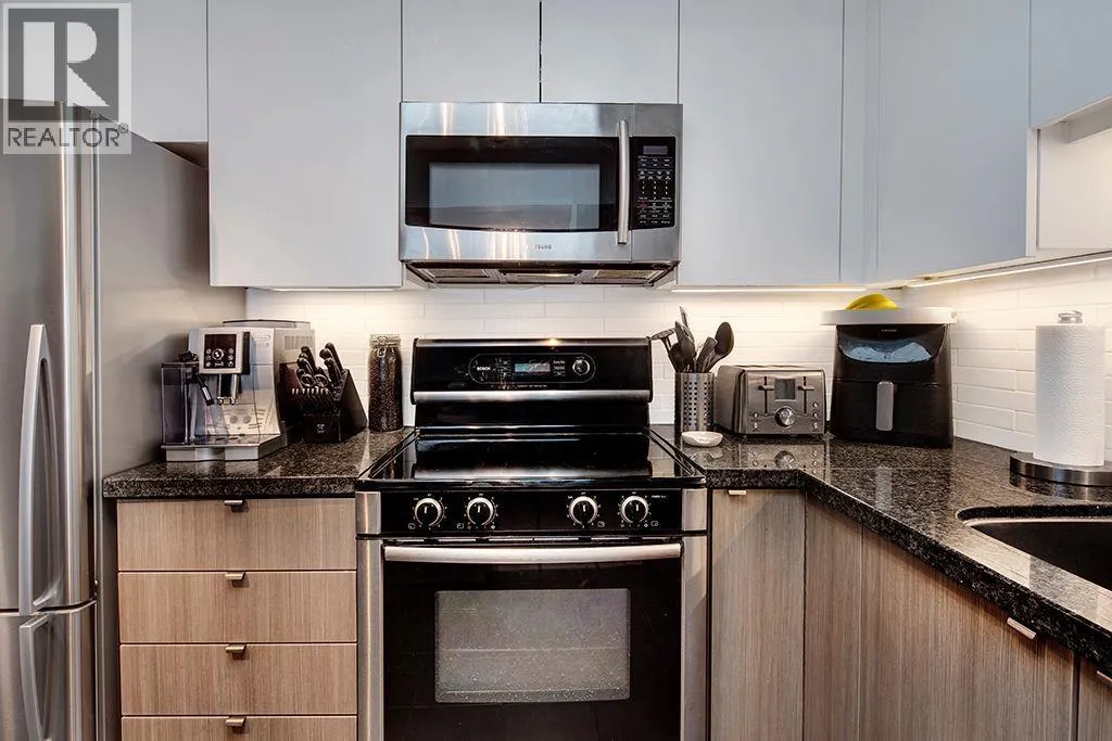 411 108 W ESPLANADE