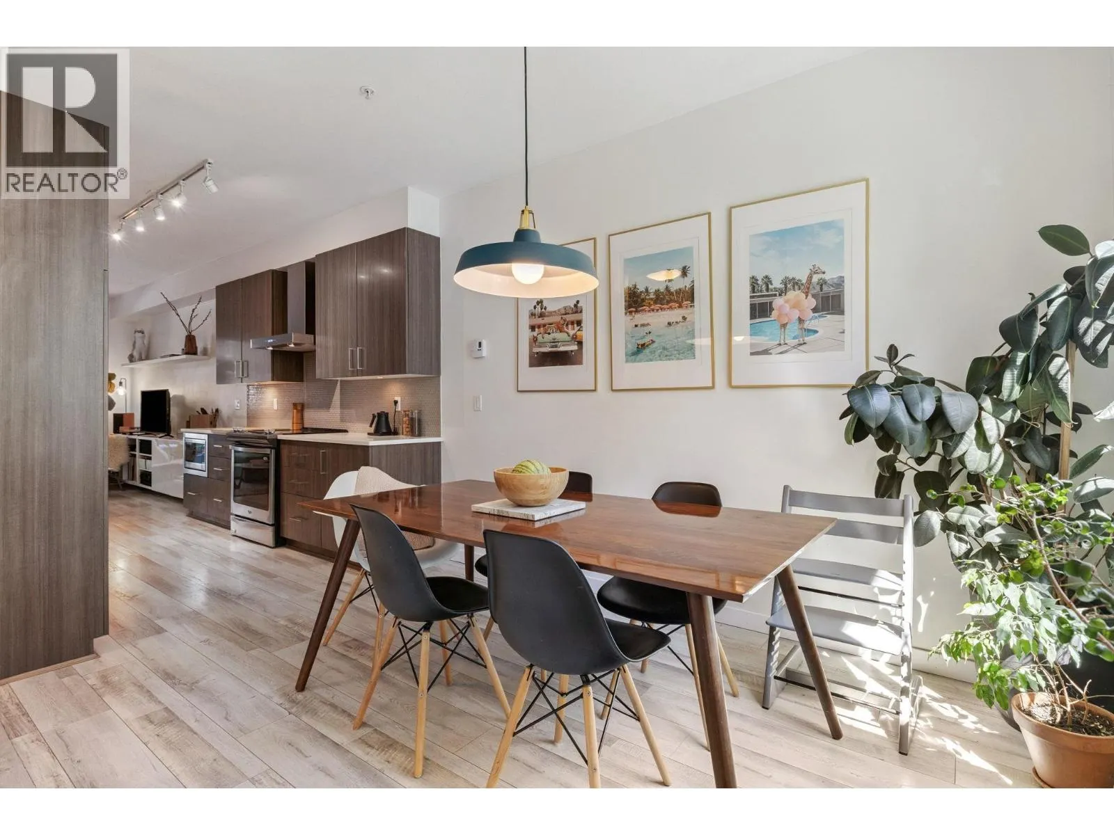 8 433 SEYMOUR RIVER PLACE