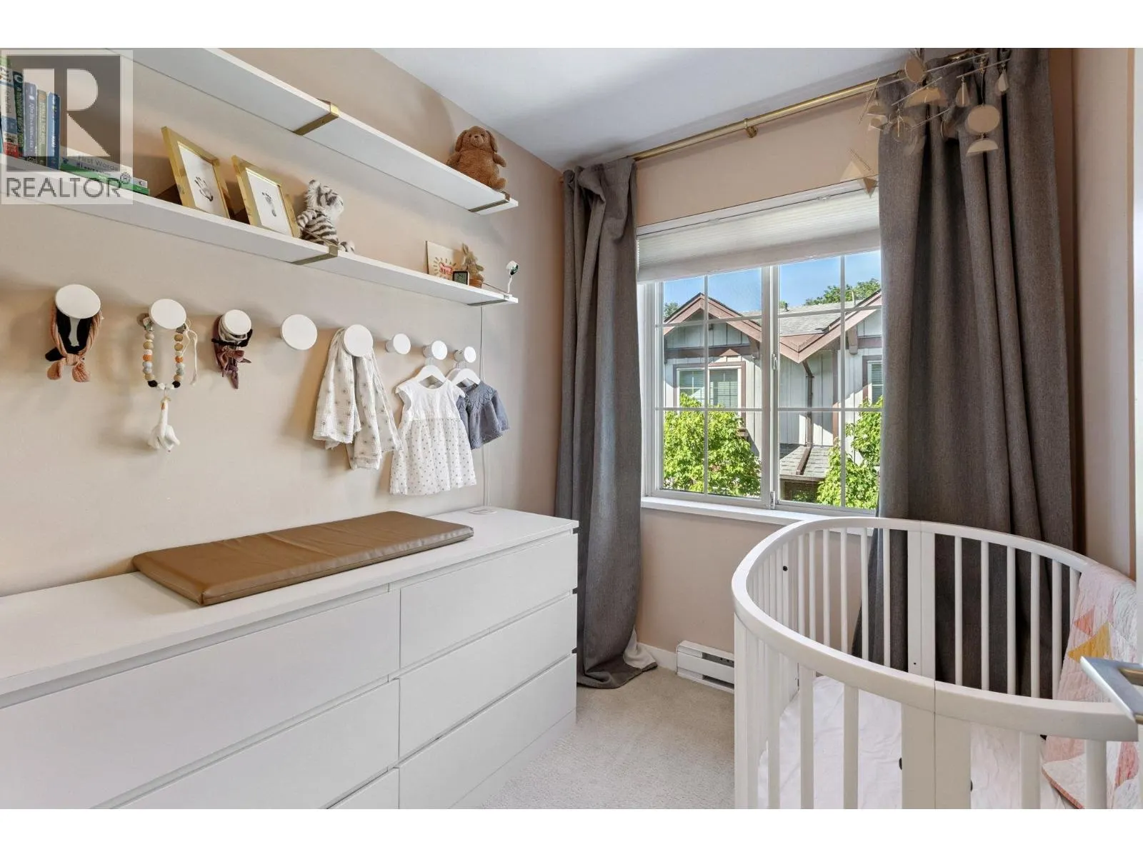 8 433 SEYMOUR RIVER PLACE