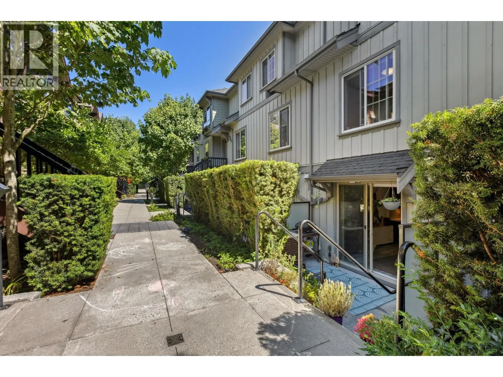 8 433 SEYMOUR RIVER PLACE