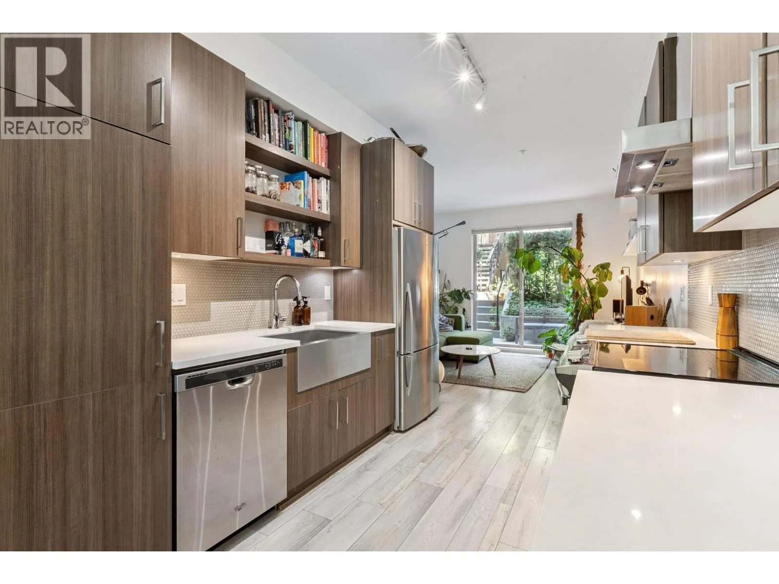 8 433 SEYMOUR RIVER PLACE
