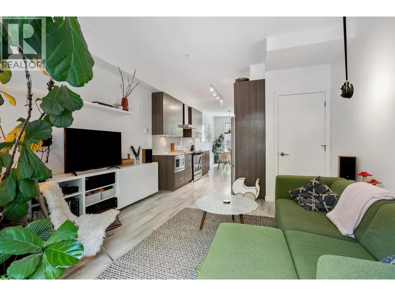 8 433 SEYMOUR RIVER PLACE
