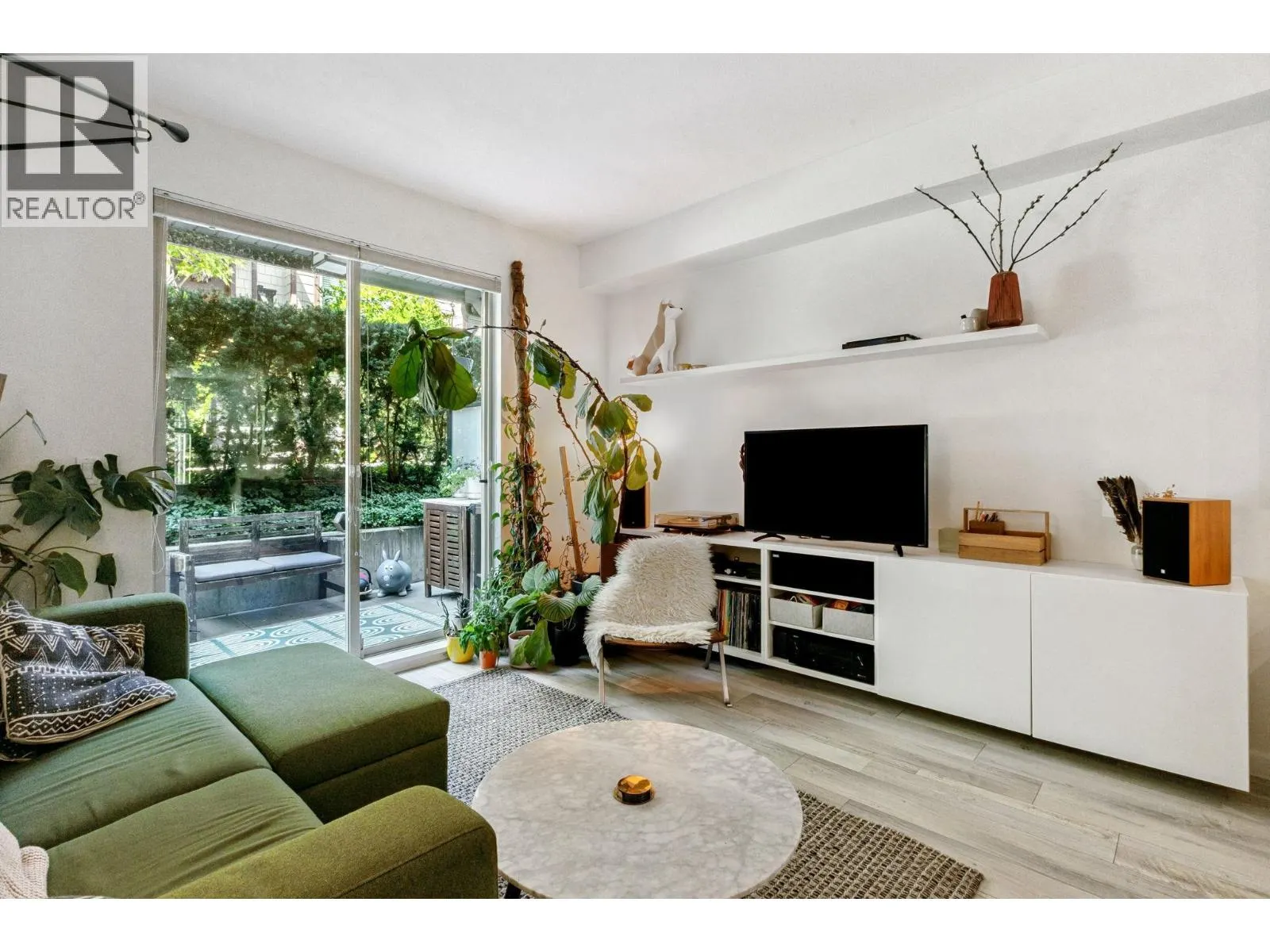 8 433 SEYMOUR RIVER PLACE