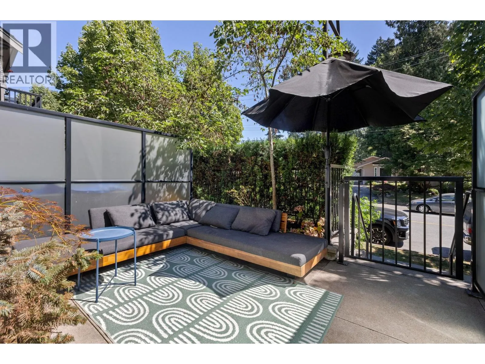 8 433 SEYMOUR RIVER PLACE
