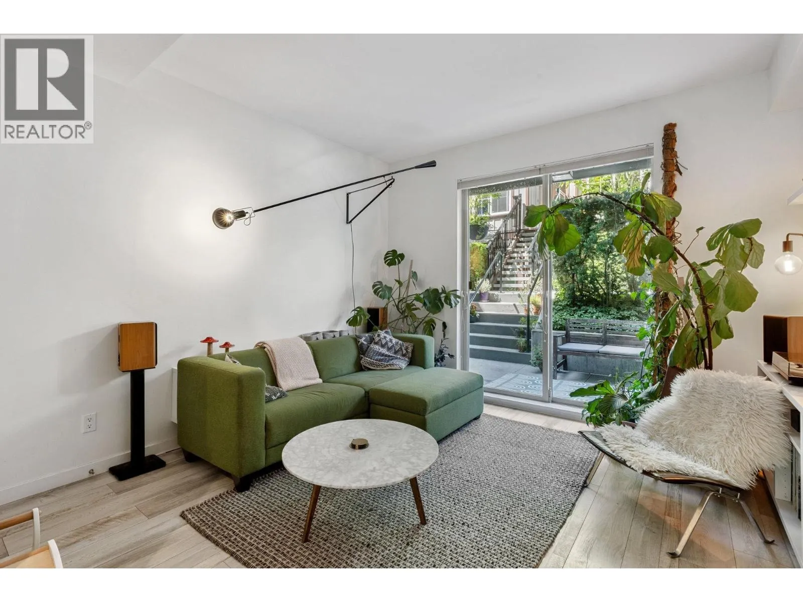8 433 SEYMOUR RIVER PLACE