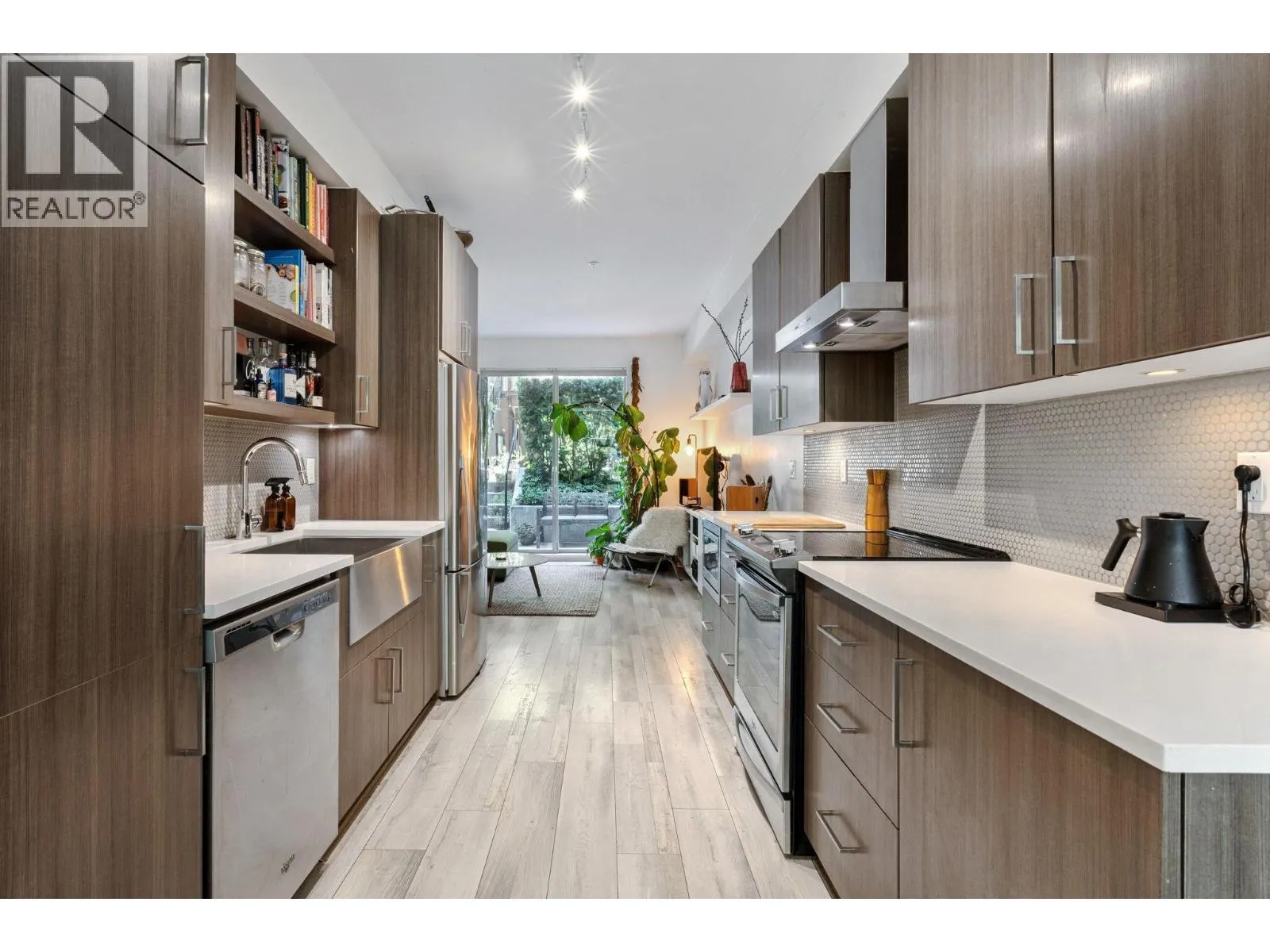 8 433 SEYMOUR RIVER PLACE