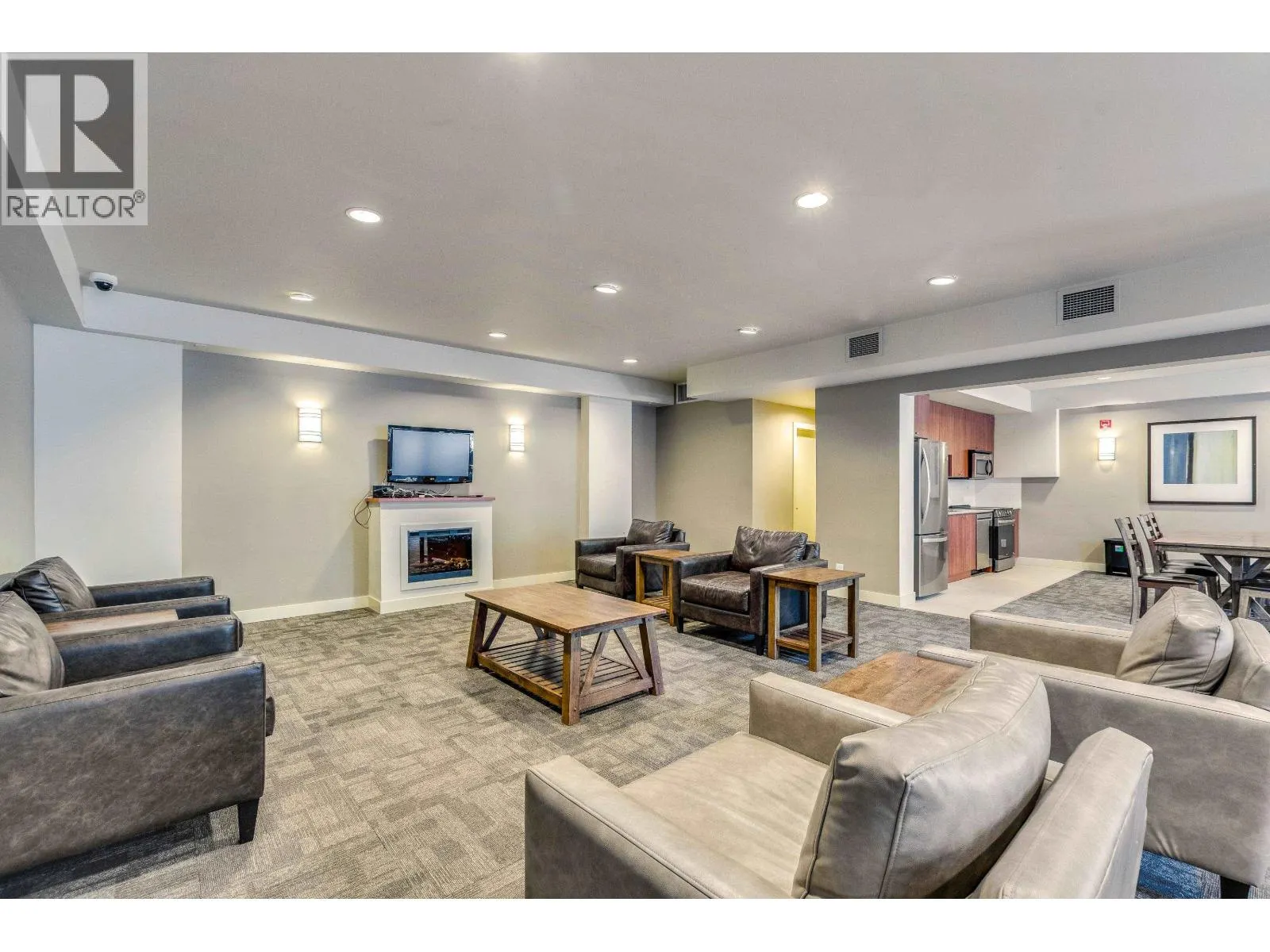 305 245 ROSS DRIVE