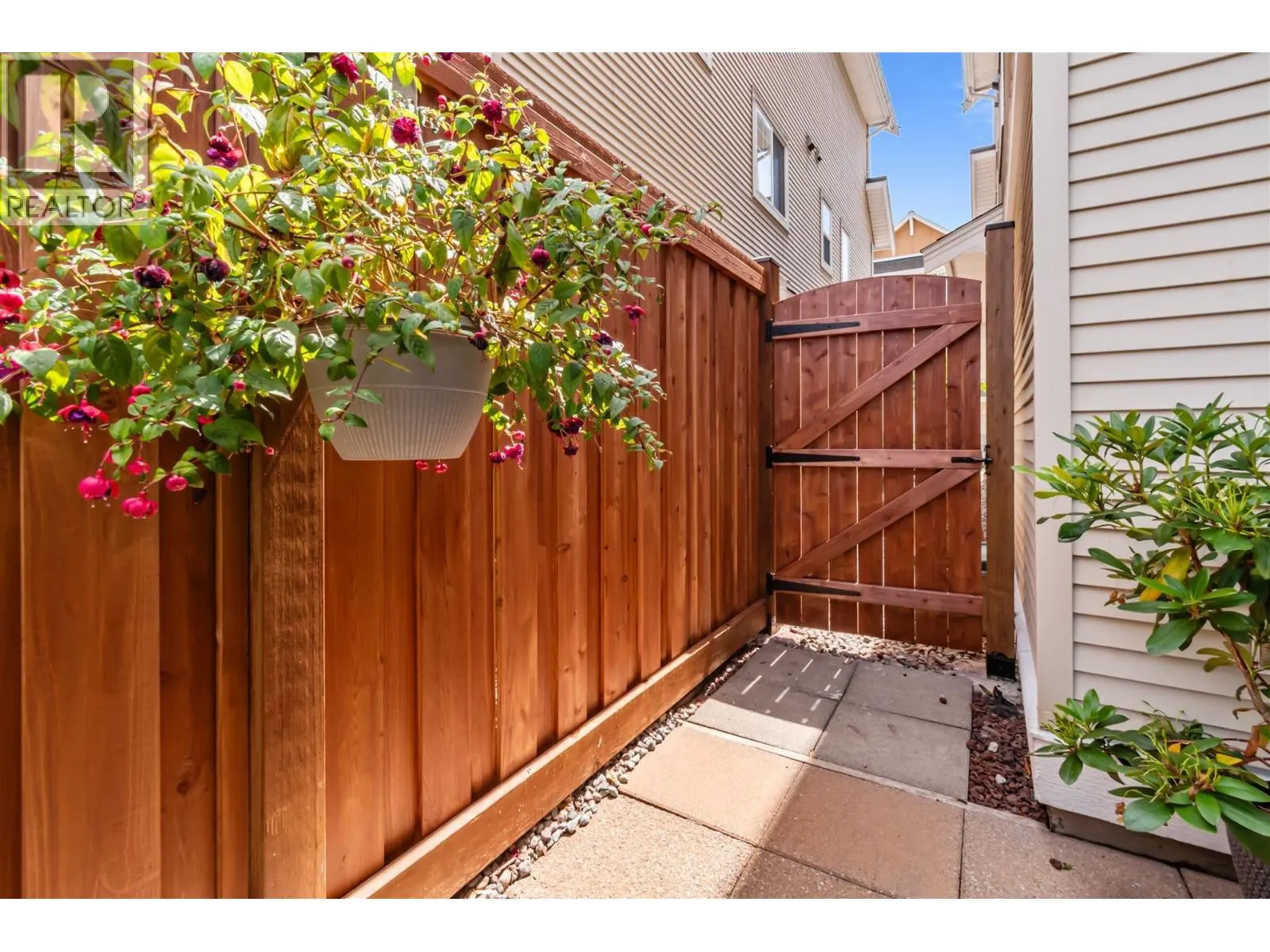 32 1108 RIVERSIDE CLOSE