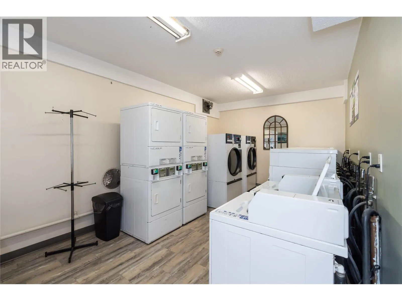 1005 320 ROYAL AVENUE