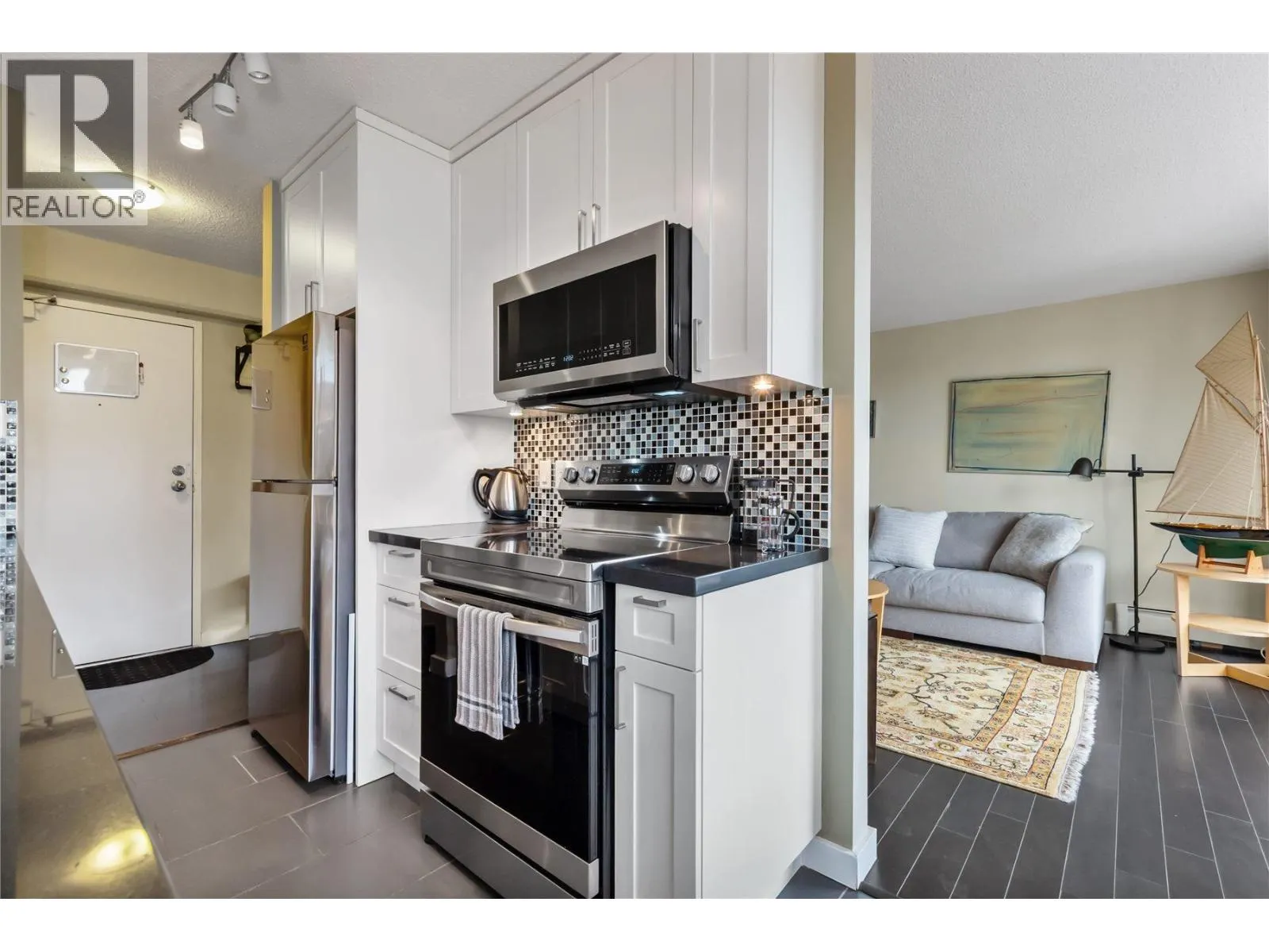 1005 320 ROYAL AVENUE