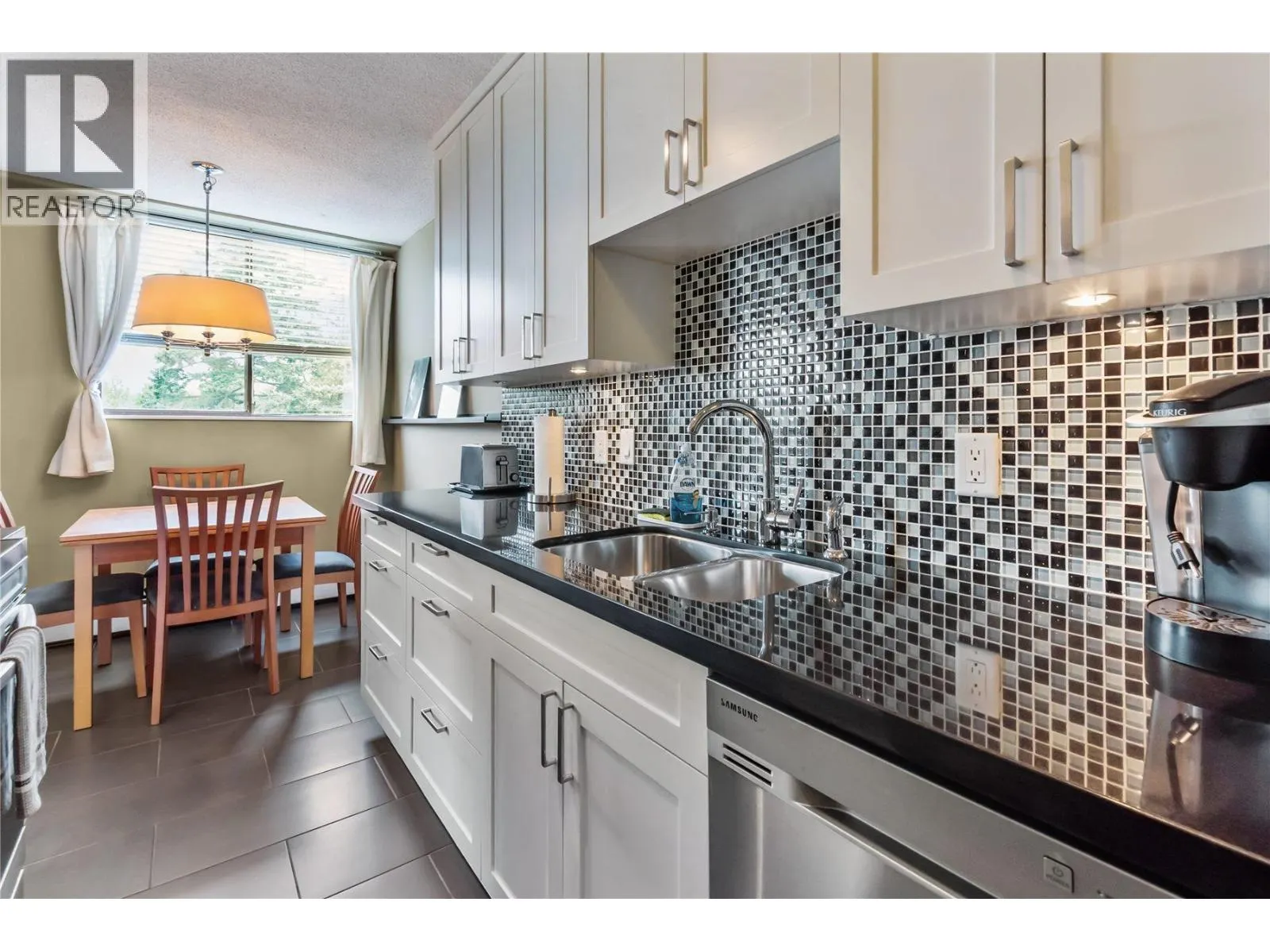 1005 320 ROYAL AVENUE