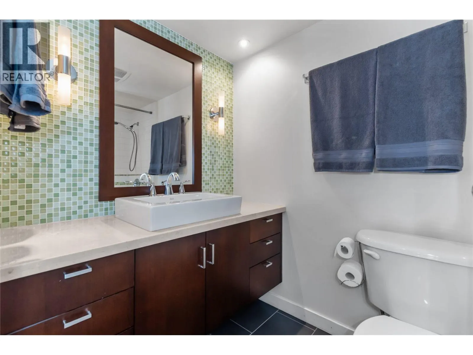 1005 320 ROYAL AVENUE