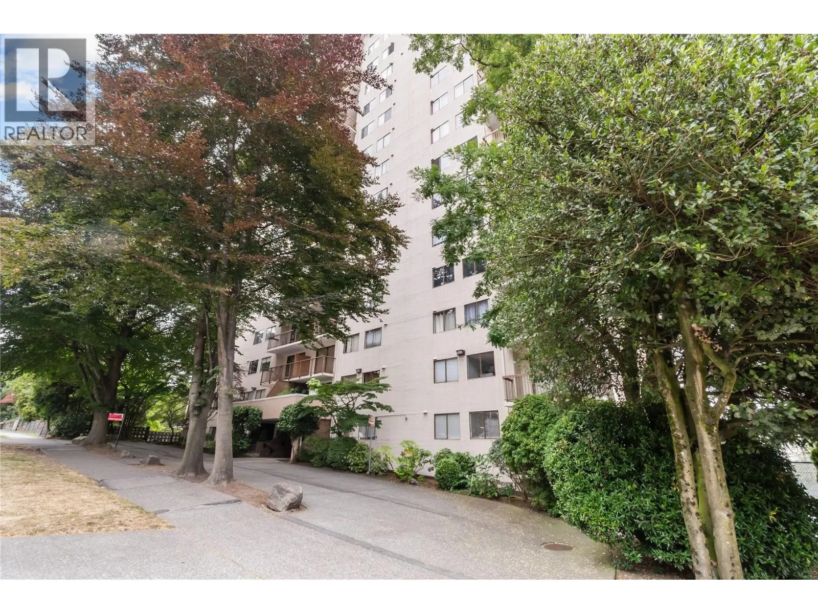 1005 320 ROYAL AVENUE