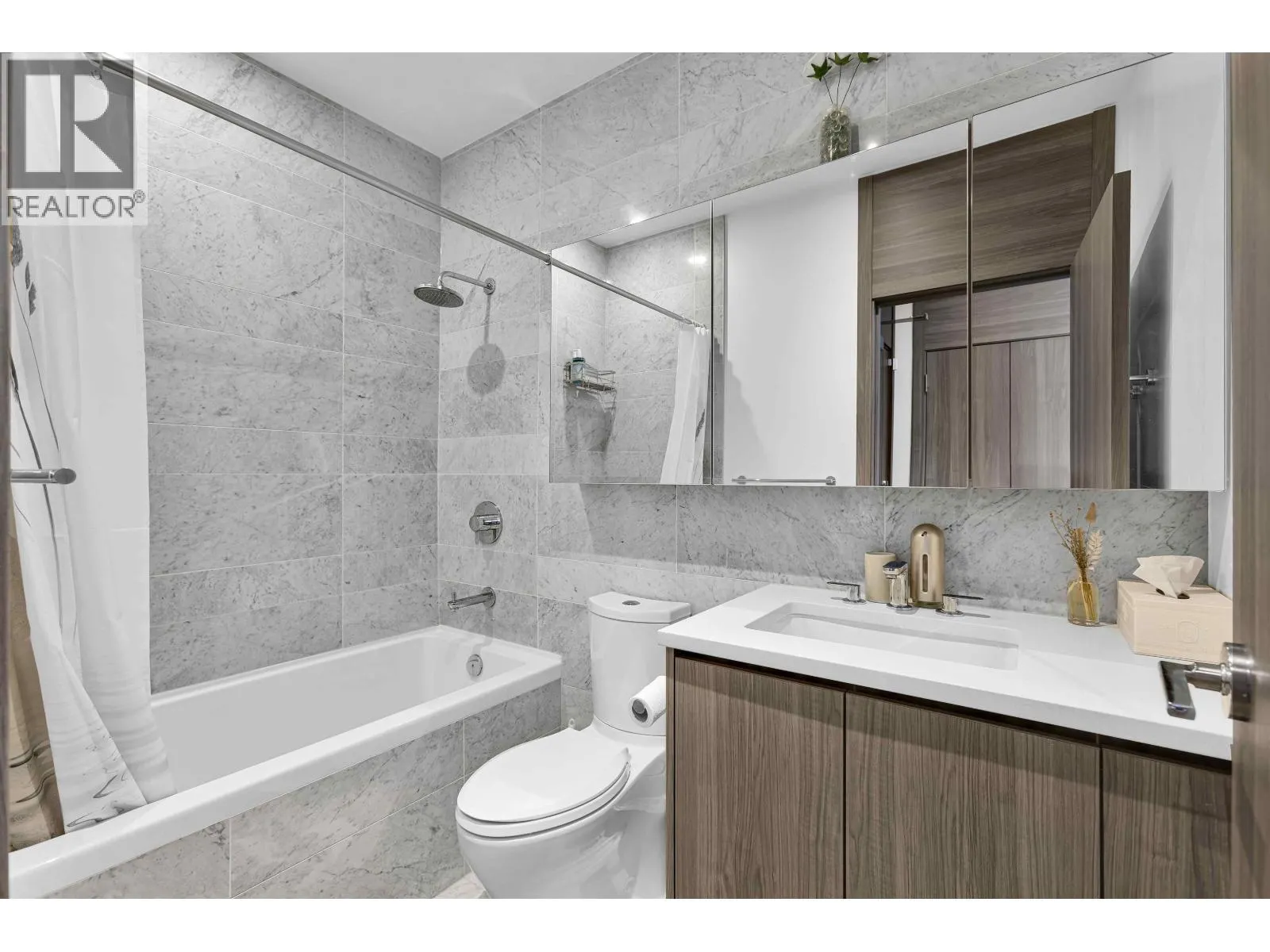4905 4730 LOUGHEED HIGHWAY