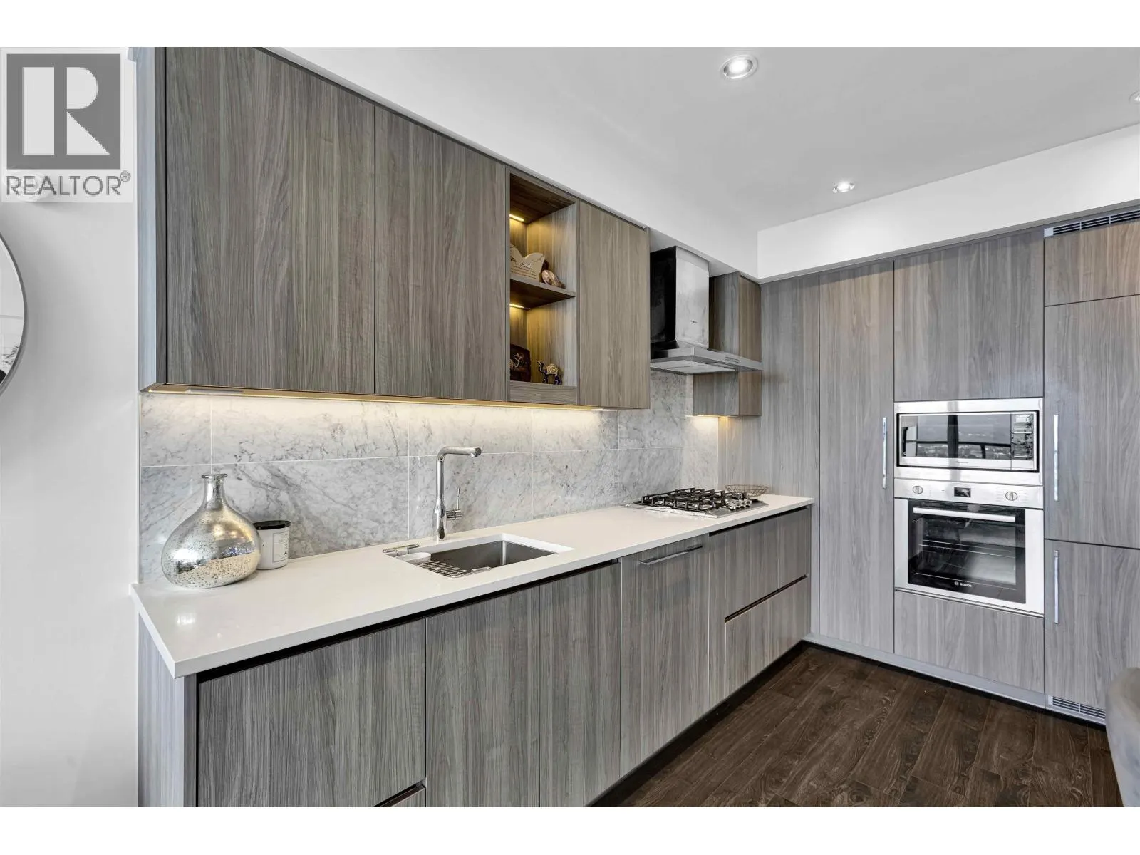 4905 4730 LOUGHEED HIGHWAY