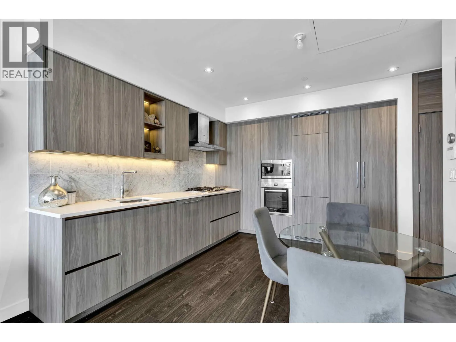 4905 4730 LOUGHEED HIGHWAY