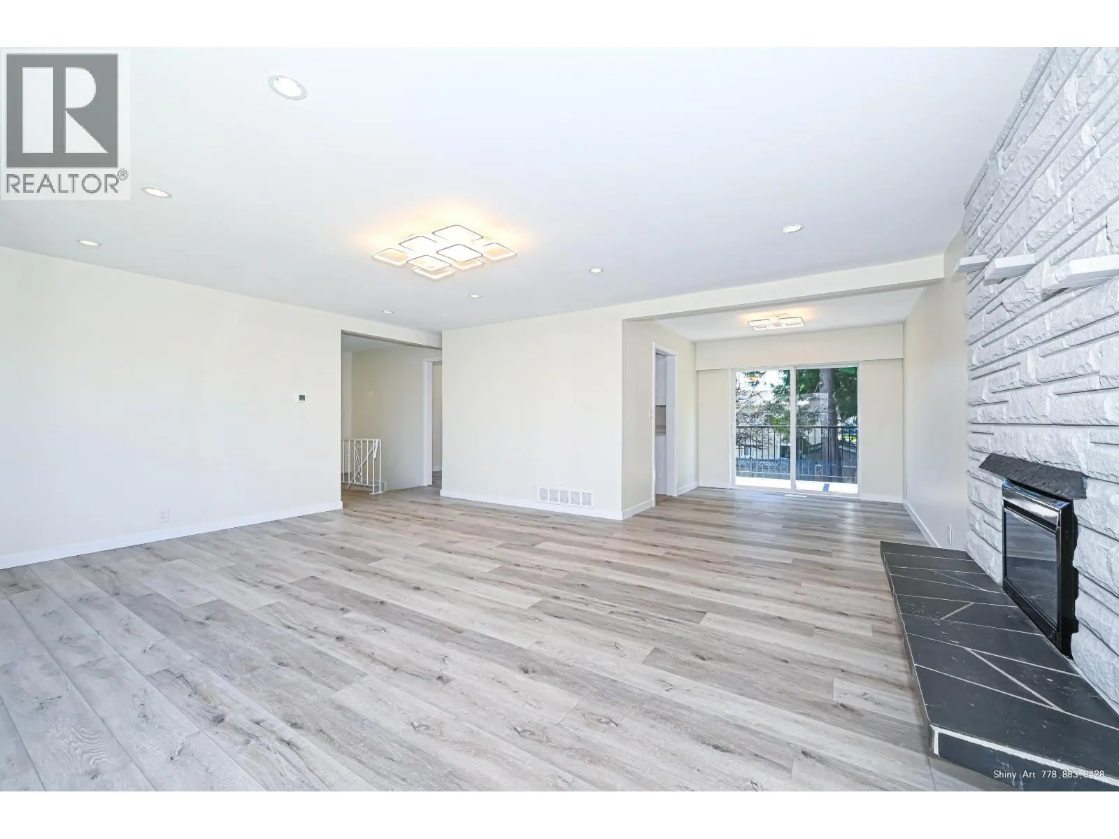 5546 MAPLE CRESCENT