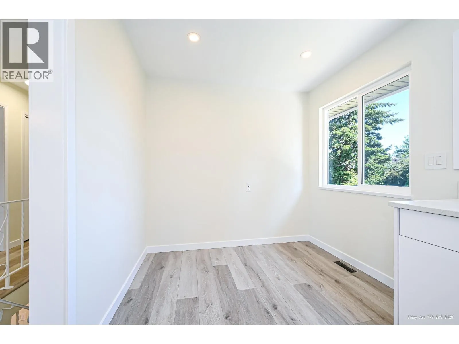 5546 MAPLE CRESCENT
