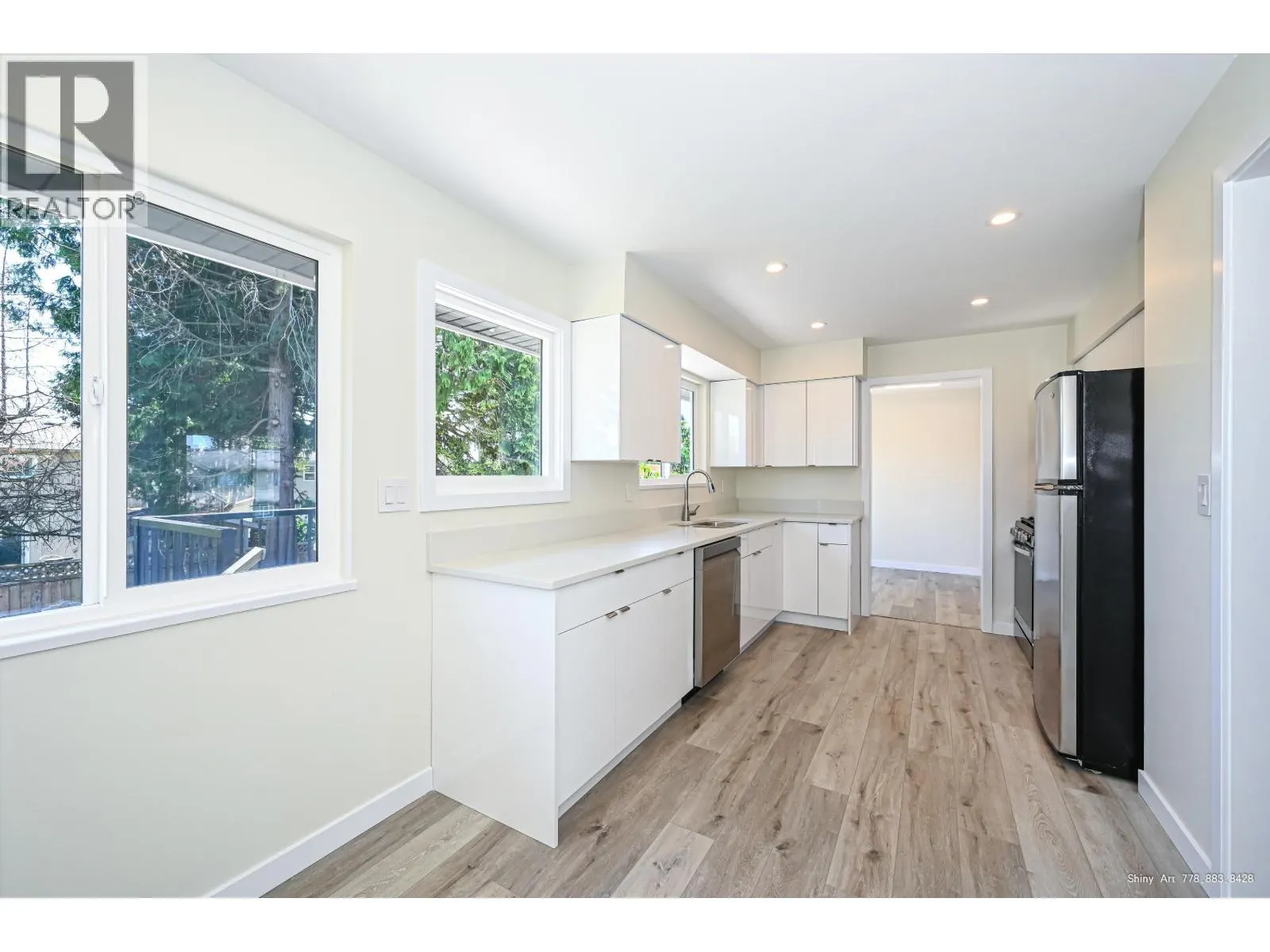 5546 MAPLE CRESCENT