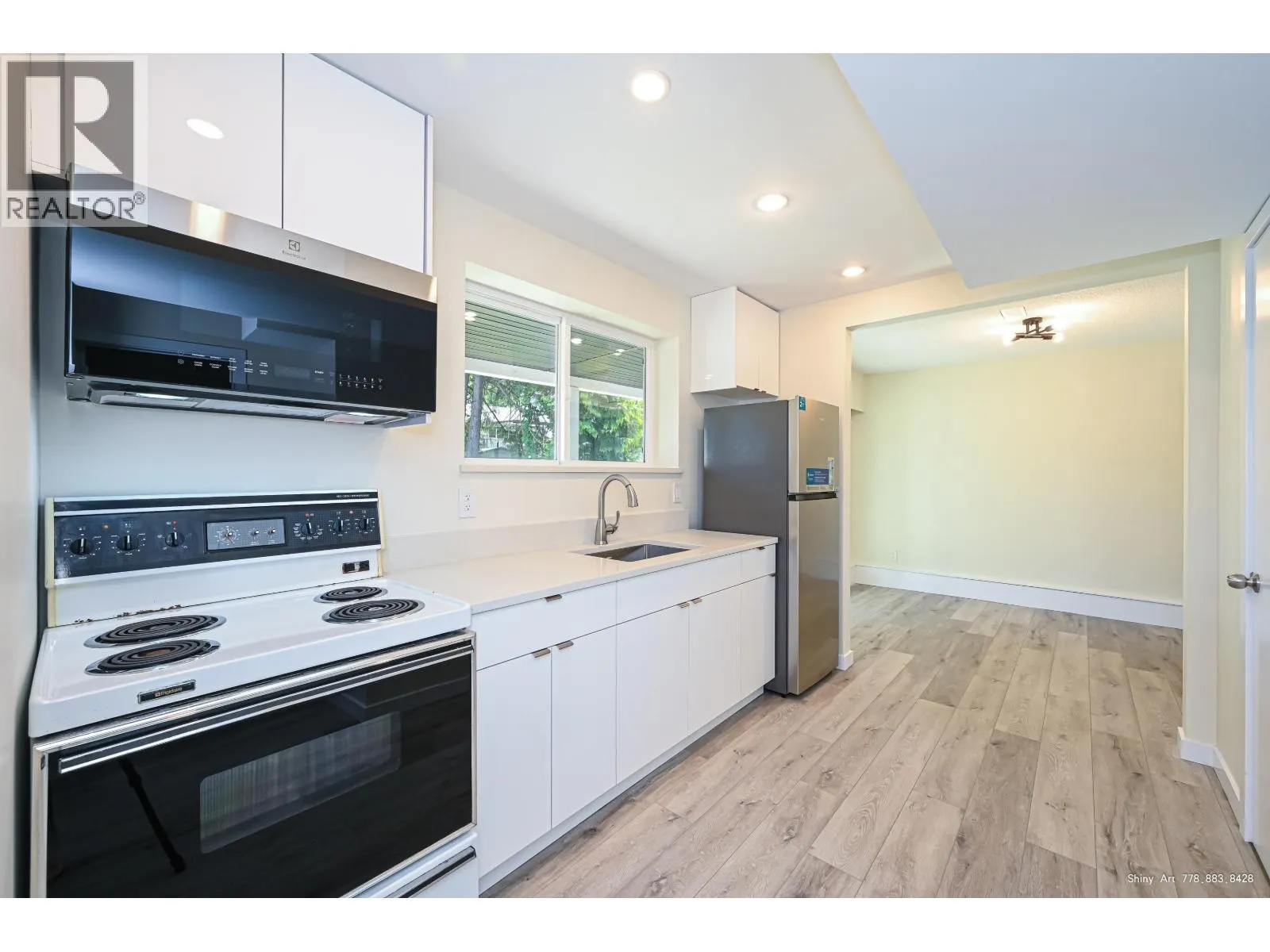 5546 MAPLE CRESCENT