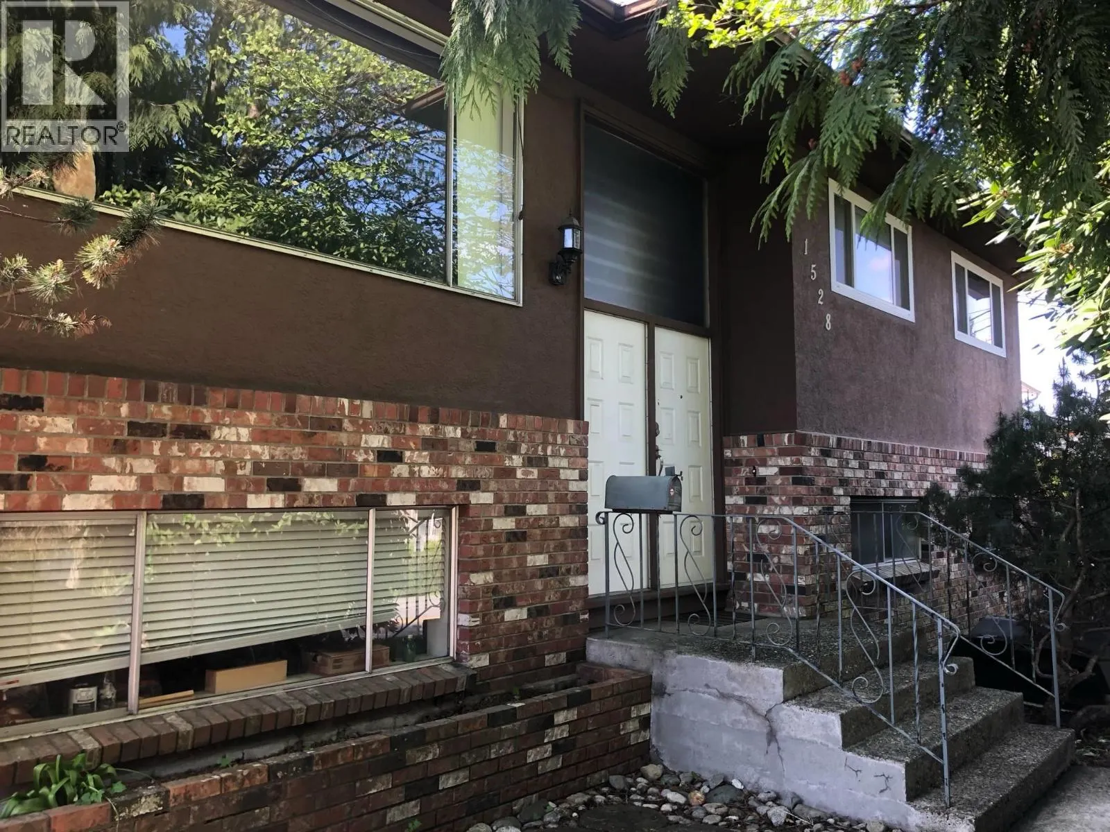 1528 EASTERN DRIVE