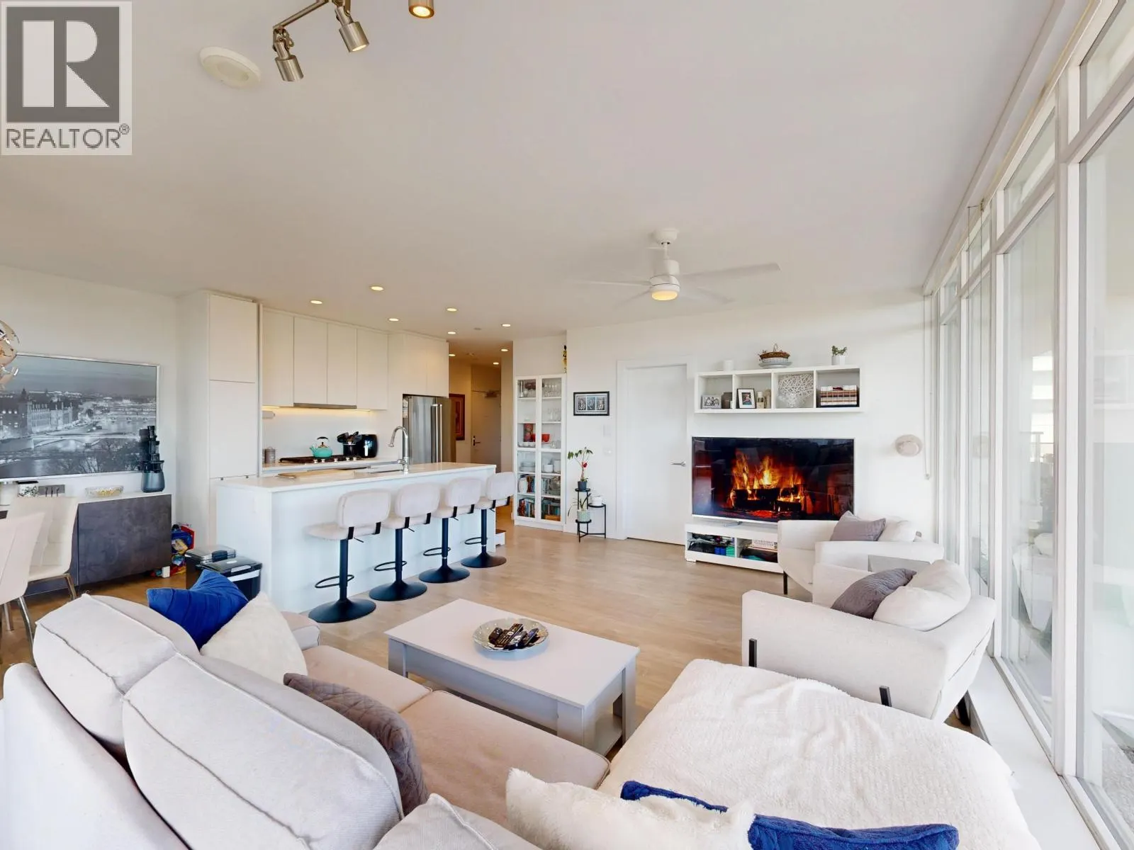 404 657 WHITING WAY