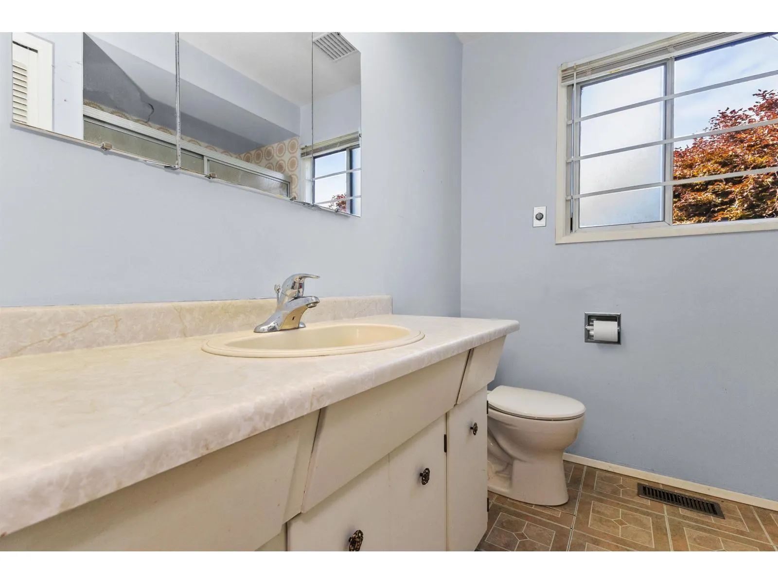 2643 SUNNYSIDE CRESCENT