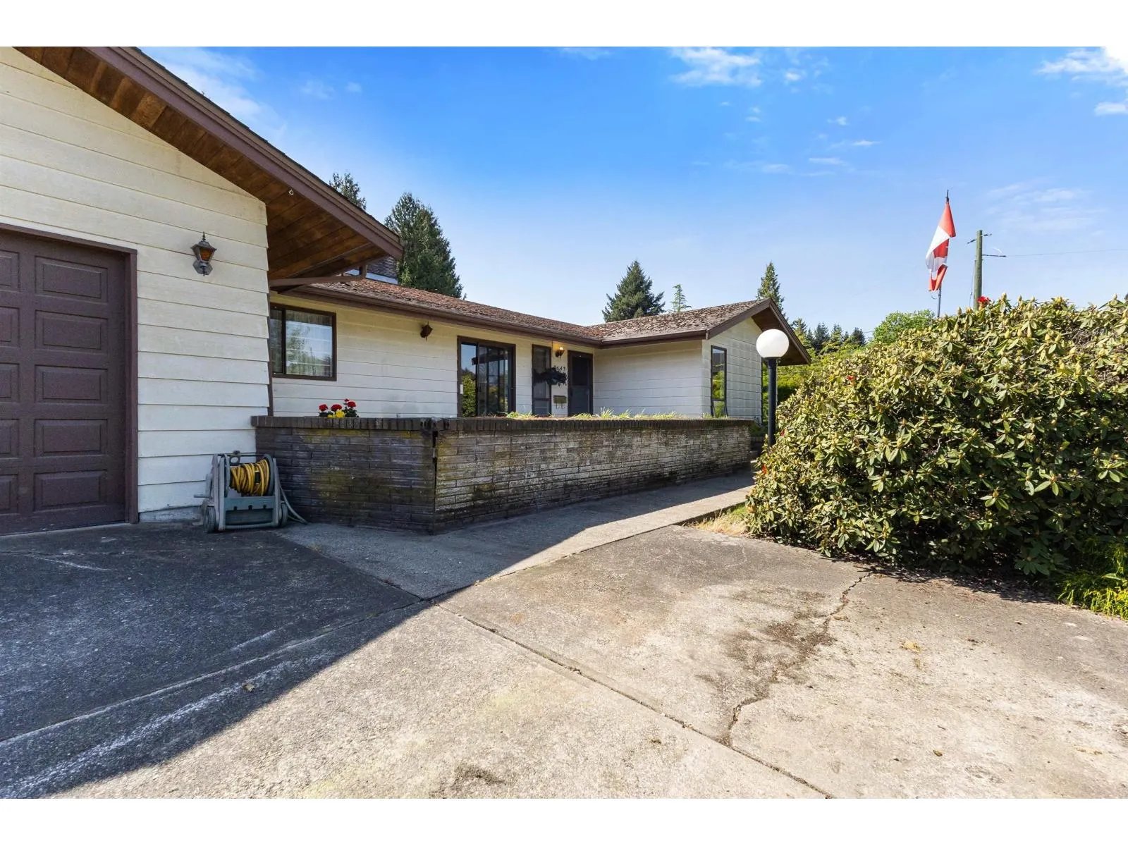 2643 SUNNYSIDE CRESCENT