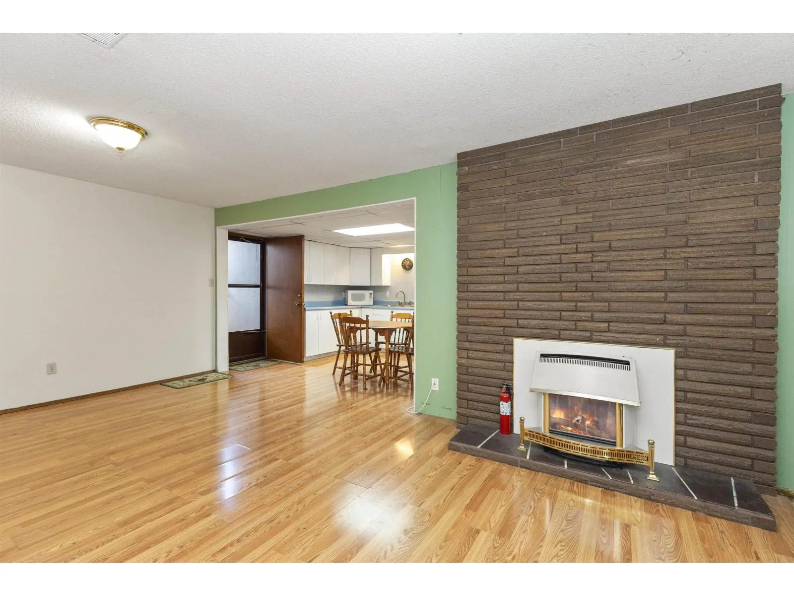 2643 SUNNYSIDE CRESCENT
