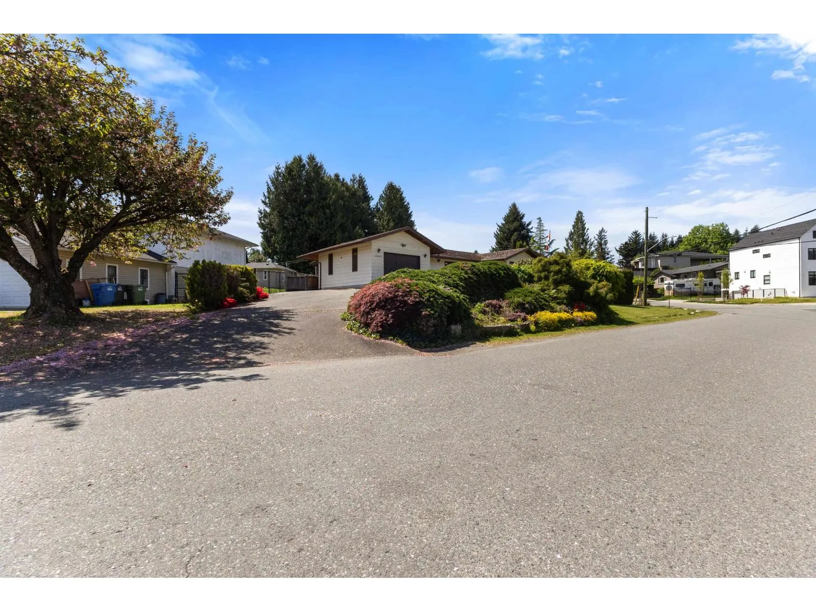 2643 SUNNYSIDE CRESCENT