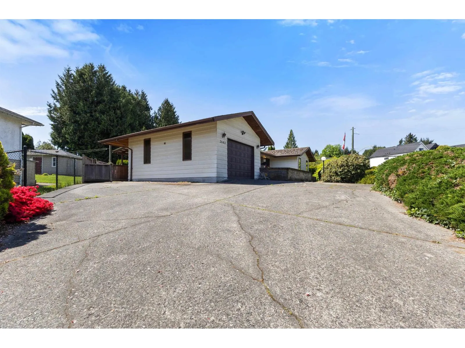 2643 SUNNYSIDE CRESCENT