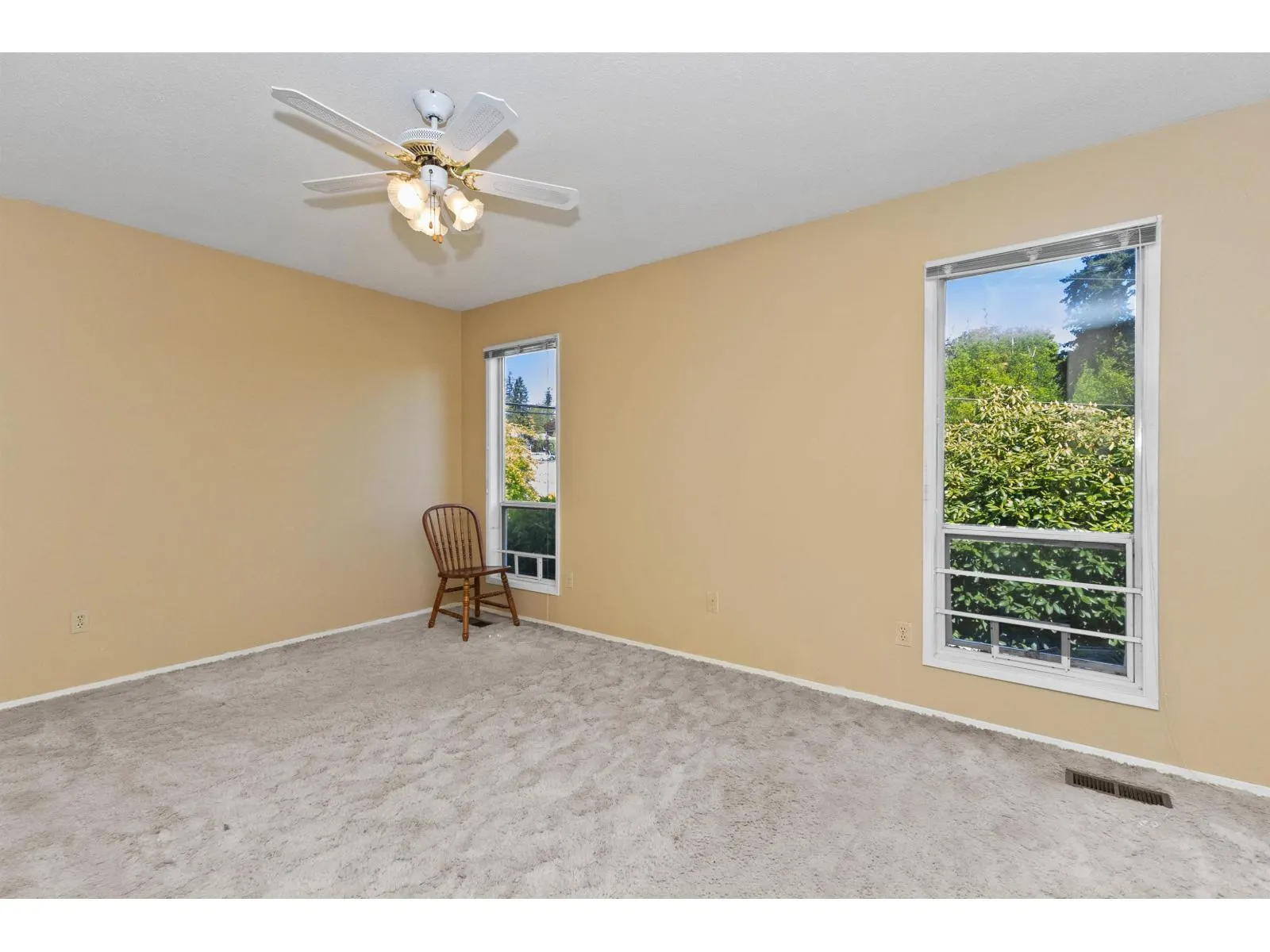 2643 SUNNYSIDE CRESCENT