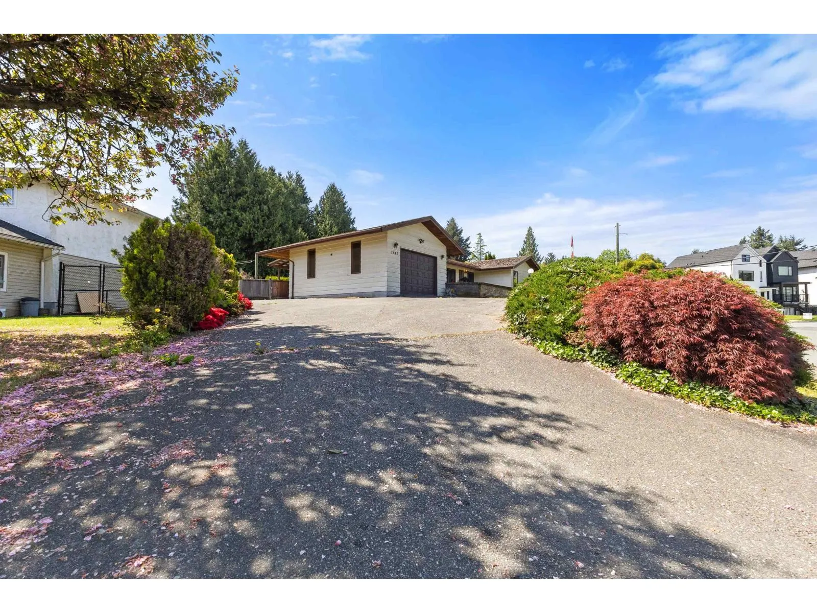 2643 SUNNYSIDE CRESCENT