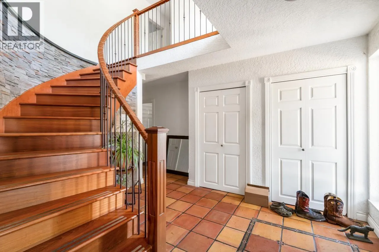 906 PACIFIC DRIVE