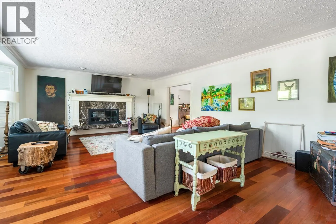 906 PACIFIC DRIVE