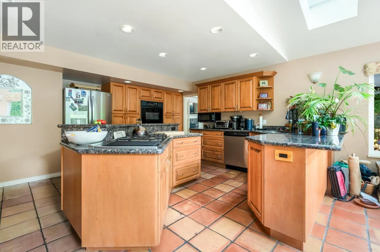 906 PACIFIC DRIVE