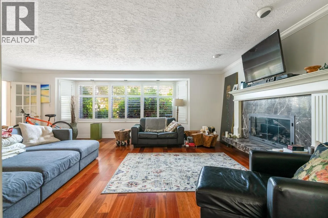 906 PACIFIC DRIVE