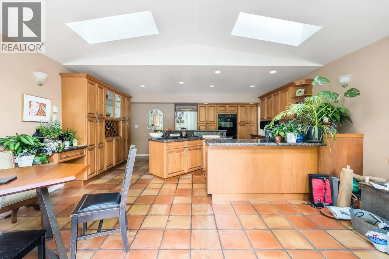906 PACIFIC DRIVE