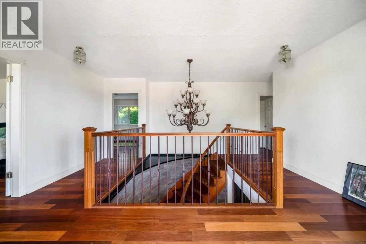 906 PACIFIC DRIVE