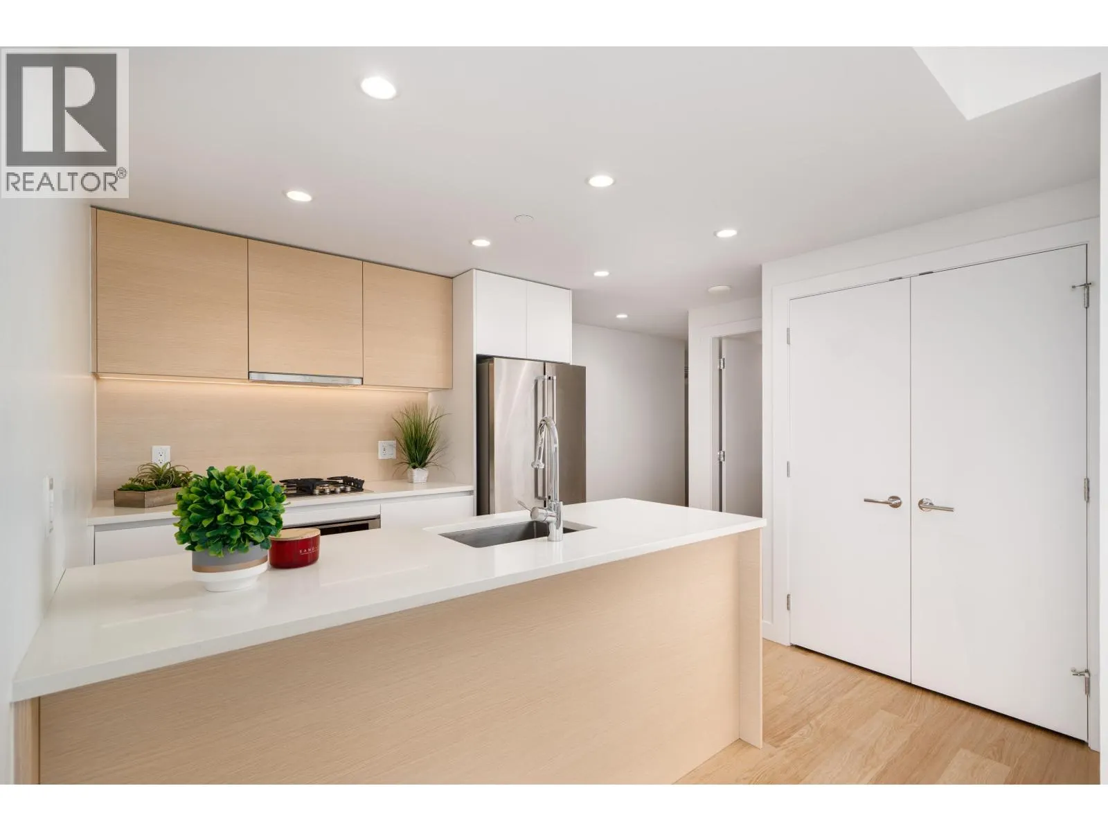 1809 525 FOSTER AVENUE