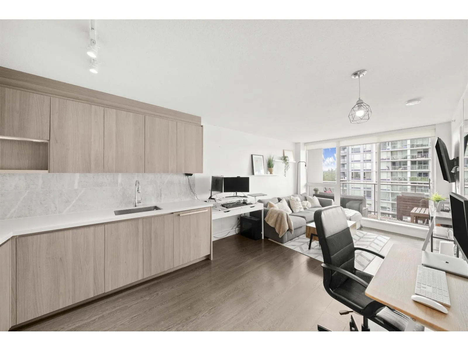 1901 13696 100 AVENUE