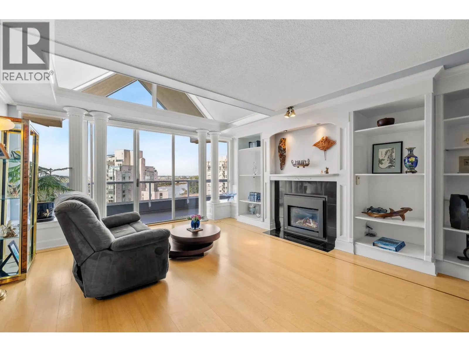 2002 1245 QUAYSIDE DRIVE
